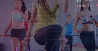 Spor salonunda egzersiz yapan farklı insanlar üzerinde veri işleme animasyonu. Küresel spor, fitness, business, links, hesaplama ve veri işleme kavramı dijital olarak oluşturulmuş video.