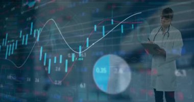 Kafkas kadın doktor üzerinde veri işleme animasyonu. Küresel tıp, bağlantılar, hesaplama ve veri işleme kavramı dijital olarak oluşturulmuş video.