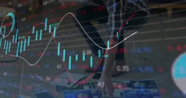 Kafkas işadamının ofisindeki finansal veri işleme animasyonu. Küresel finans, iş, bağlantılar, hesaplama ve veri işleme kavramı dijital olarak oluşturulmuş video.