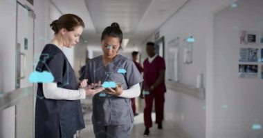 Hastanedeki çeşitli doktorların bilimsel veri işleme animasyonları. Küresel tıp, sağlık, bağlantılar, hesaplama ve veri işleme kavramı dijital olarak oluşturulmuş video.