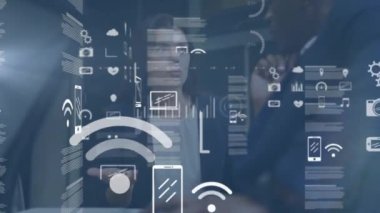 Çeşitli iş adamları üzerinde finansal veri işleme animasyonu. Küresel finans, iş, bağlantılar, hesaplama ve veri işleme kavramı dijital olarak oluşturulmuş video.