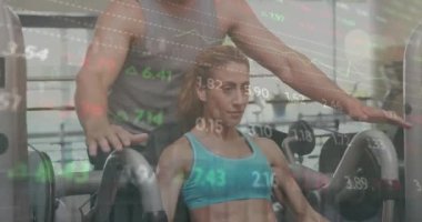 Spor salonunda egzersiz yapan farklı insanlar üzerinde veri işleme animasyonu. Küresel spor, fitness, business, links, hesaplama ve veri işleme kavramı dijital olarak oluşturulmuş video.