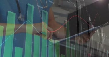 Kafkas erkek doktor üzerinden finansal veri işleme animasyonu. Küresel tıp, işletme, bağlantılar, hesaplama ve veri işleme kavramı dijital olarak oluşturulmuş video.