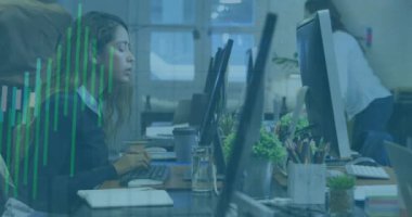 Ofis masasında çalışan çift ırklı iş kadınının grafik işleme verilerinin animasyonu. Veri, iş, dijital arayüz ve iletişim, dijital olarak oluşturulmuş video.