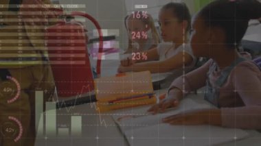 Sınıftaki çeşitli okul öğrencileri üzerinde veri işleme animasyonu. Küresel eğitim, işletme, bağlantılar, hesaplama ve veri işleme kavramı dijital olarak oluşturulmuş video.