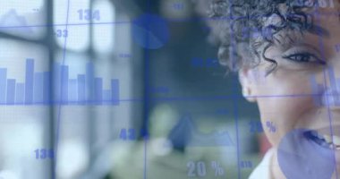 Ofisteki çeşitli iş adamları üzerinde finansal veri işleme animasyonu. Küresel finans, iş, bağlantılar, hesaplama ve veri işleme kavramı dijital olarak oluşturulmuş video.