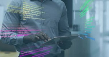 Afro-Amerikan iş adamının tablet kullanarak veri işleme animasyonu. İş, iletişim, teknoloji, bilgisayar ve dijital arayüz kavramı dijital olarak oluşturulmuş video.