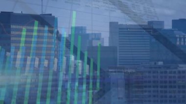 Şehir manzarası üzerinde finansal veri işleme animasyonu. Küresel finans, iş, bağlantılar, hesaplama ve veri işleme kavramı dijital olarak oluşturulmuş video.