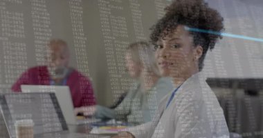 Ofisteki çeşitli iş adamları üzerinde finansal veri işleme animasyonu. Küresel finans, iş, bağlantılar, hesaplama ve veri işleme kavramı dijital olarak oluşturulmuş video.