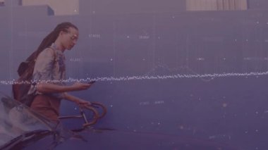 Rastalı ve bisikletli çift ırklı bir adamın akıllı telefon kullanarak veri işleme animasyonu. Uygunluk, şehir hayatı, ağ, veri, dijital arayüz ve iletişim, dijital olarak oluşturulmuş video.