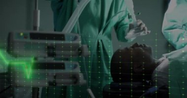 Hastanedeki çeşitli cerrahlar üzerinde veri işleme animasyonu. Küresel tıp, sağlık, bağlantılar, hesaplama ve veri işleme kavramı dijital olarak oluşturulmuş video.