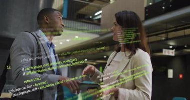 Ofisteki çeşitli iş adamları üzerinde finansal veri işleme animasyonu. Küresel finans, iş, bağlantılar, hesaplama ve veri işleme kavramı dijital olarak oluşturulmuş video.