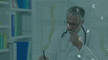 Masadaki beyaz erkek doktor üzerinde ekonomi ikonları ağı animasyonu. Tıbbi hizmetler, sağlık hizmetleri, dijital arayüz, finans, ağlar ve küresel iletişim, dijital olarak oluşturulan video.