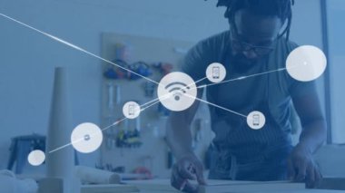 Stüdyoda çalışan Afro-Amerikan erkek zanaatkarlar için Wi-Fi ikonlarının animasyonu. Küçük işletme, zanaat, bağlantı, veri, dijital arayüz ve iletişim, dijital olarak oluşturulmuş video.