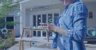 Bahçede akıllı telefon kullanan beyaz bir kadının veri işleme animasyonu. Yaşam tarzı, ev hayatı, iletişim, bilgisayar ve dijital arayüz kavramı dijital olarak oluşturuldu.