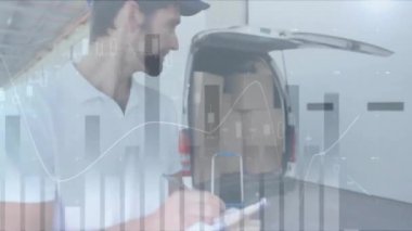 Gülümseyen Kafkas kurye üzerinden finansal veri işleme animasyonu. Küresel gönderim, iş, bağlantılar, hesaplama ve veri işleme kavramı dijital olarak oluşturulmuş video.