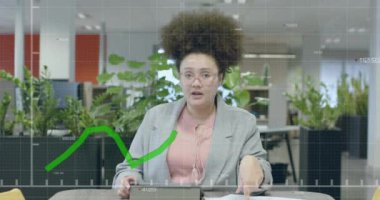 Ofisteki iki ırklı iş kadınıyla ilgili finansal veri işleme animasyonu. Küresel finans, iş, bağlantılar, hesaplama ve veri işleme kavramı dijital olarak oluşturulmuş video.