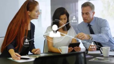 Muhtelif iş adamlarının ofiste iş görüşmesi üzerine bağlantı ağının animasyonu. Küresel iş ve dijital arayüz kavramı, dijital olarak oluşturulmuş video.