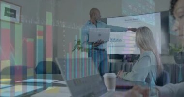 Ofisteki çeşitli iş adamları üzerinde finansal veri işleme animasyonu. Küresel finans, iş, bağlantılar, hesaplama ve veri işleme kavramı dijital olarak oluşturulmuş video.