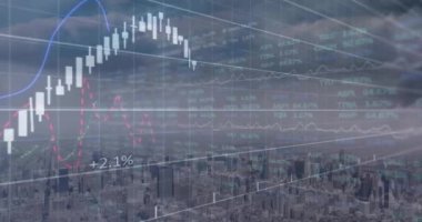 Modern şehir manzarası üzerinde grafik ve işleme verilerinin animasyonu. Veri, iş, istatistik, dijital arayüz ve küresel iletişim, dijital olarak oluşturulmuş video.