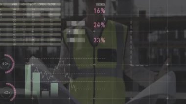 Finansal veri işleme animasyonu, beyaz kadın mimar ve inşaat alanı. Küresel kalkınma, iş, bağlantılar, hesaplama ve veri işleme kavramı dijital olarak oluşturulmuş video.