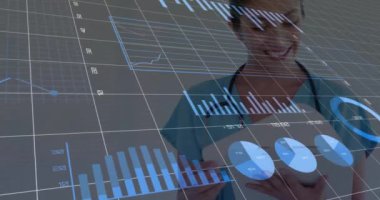 Çift ırklı kadın doktor üzerinde veri işleme animasyonu. Küresel tıp, bağlantılar, hesaplama ve veri işleme kavramı dijital olarak oluşturulmuş video.