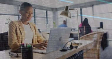 Ofisteki çeşitli iş adamları üzerinde finansal veri işleme animasyonu. Küresel finans, iş, bağlantılar, hesaplama ve veri işleme kavramı dijital olarak oluşturulmuş video.