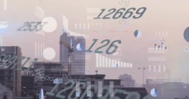 Şehir manzarası üzerinde finansal veri işleme animasyonu. Küresel finans, iş, bağlantılar, hesaplama ve veri işleme kavramı dijital olarak oluşturulmuş video.