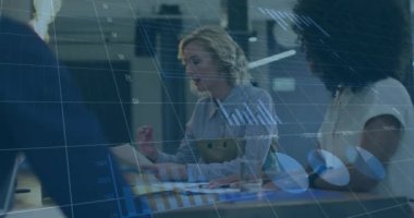 Ofisteki çeşitli iş adamları üzerinde finansal veri işleme animasyonu. Küresel finans, iş, bağlantılar, hesaplama ve veri işleme kavramı dijital olarak oluşturulmuş video.