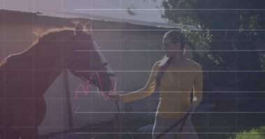 Beyaz atlı bir kadın üzerinde finansal veri işleme animasyonu. Spor, iş, bağlantılar, hesaplama ve veri işleme kavramı dijital olarak oluşturulmuş video.