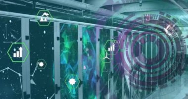 Sunucu odasındaki simgelerle tarama ve veri işleme animasyonları. Küresel teknoloji, bilgisayar ve dijital arayüz kavramı dijital olarak oluşturulmuş video.