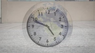 Yoğun şehir üzerinde saatlerin işlemesi. Küresel iş, finans, iş, bağlantılar, hesaplama ve veri işleme kavramı dijital olarak oluşturuldu.