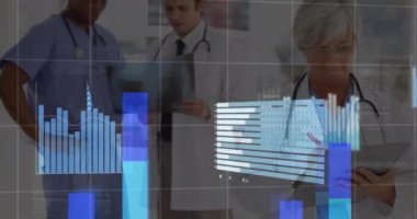 Çeşitli doktorlar üzerinde veri işleme animasyonu. Küresel tıp, bağlantılar, hesaplama ve veri işleme kavramı dijital olarak oluşturulmuş video.