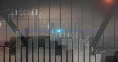 Şehir manzarası üzerindeki istatistik ve finansal veri işleme animasyonları. Küresel finans, iş, bağlantılar, hesaplama ve veri işleme kavramı dijital olarak oluşturulmuş video.
