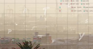 Şehir manzarası üzerinde finansal veri işleme animasyonu. Küresel finans, iş, bağlantılar, hesaplama ve veri işleme kavramı dijital olarak oluşturulmuş video.