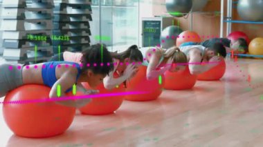 Spor salonunda egzersiz yapan farklı insanlar üzerinde finansal veri işleme animasyonu. Spor, aktif yaşam tarzı ve finansal konsept dijital olarak oluşturulmuş video.