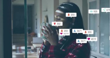 Çay içen melez bir kadının sosyal medya veri işleme animasyonu. Dijital olarak oluşturulmuş küresel sosyal medya, bağlantılar, hesaplama ve veri işleme kavramı.