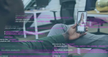 Akıllı telefon görüşmesine sahip çeşitli meslektaşların veri işleme animasyonları. Veri, ağlar, dijital arayüz, iş ve iletişim, dijital olarak oluşturulmuş video.