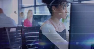 Afro-Amerikan iş kadınının ofisindeki finansal veri işleme animasyonu. Küresel finans, iş, bağlantılar, hesaplama ve veri işleme kavramı dijital olarak oluşturulmuş video.