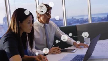 Ofiste dizüstü bilgisayar kullanan Kafkas iş adamları üzerinden bağlantı ağının animasyonu. Küresel iş ve dijital arayüz kavramı, dijital olarak oluşturulmuş video.