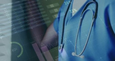 Kafkas erkek doktor üzerinden finansal veri işleme animasyonu. Küresel tıp, işletme, bağlantılar, hesaplama ve veri işleme kavramı dijital olarak oluşturulmuş video.