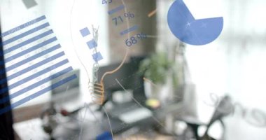 Ofiste veri işleme animasyonu. Küresel finans, iş, bağlantılar, hesaplama ve veri işleme kavramı dijital olarak oluşturulmuş video.