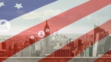 Şehrin her yerinde ABD bayrağı ve simgeleriyle bağlantı ağının animasyonu. Küresel finans, iş, bağlantılar, hesaplama ve veri işleme kavramı dijital olarak oluşturulmuş video.