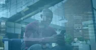 Akıllı telefon kullanan Afro-Amerikan iş adamı üzerinden finansal veri işleme animasyonu. Küresel finans, iş, bağlantılar, hesaplama ve veri işleme kavramı dijital olarak oluşturulmuş video.