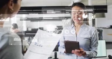 Muhtelif meslektaşların ofiste iş görüşmesi üzerine veri işleme animasyonu. İş, iletişim, teknoloji, bilgisayar ve dijital arayüz kavramı dijital olarak oluşturulmuş video.