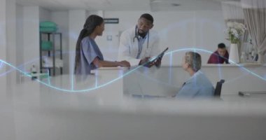 Hastanedeki çeşitli doktorlar üzerinde DNA ipliği ve veri işleme animasyonu. Küresel tıp, sağlık, bağlantılar, hesaplama ve veri işleme kavramı dijital olarak oluşturulmuş video.