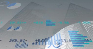 Şehir manzarası üzerinde finansal veri işleme animasyonu. Küresel finans, iş, bağlantılar, hesaplama ve veri işleme kavramı dijital olarak oluşturulmuş video.