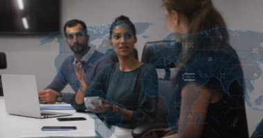 Dünya haritasının animasyonu ve çeşitli erkek ve kadın meslektaşlar arasındaki veri işleme toplantısı. Ofis, takım çalışması, iş dünyası, dijital arayüz ve iletişim, dijital olarak oluşturulmuş video.
