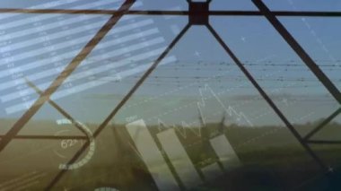 Elektrik direkleri üzerinde finansal veri işleme animasyonu. Küresel finans, iş, bağlantılar, hesaplama ve veri işleme kavramı dijital olarak oluşturulmuş video.