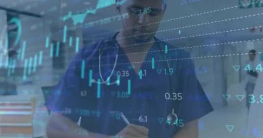 Kafkasyalı erkek cerrahın hastanedeki finansal veri işleme animasyonu. Küresel tıp, işletme, bağlantılar, hesaplama ve veri işleme kavramı dijital olarak oluşturulmuş video.